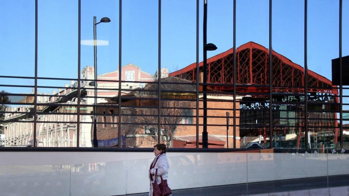 La vieja estación de RENFE se refleja en los ventanales de la moderna terminal de León-ICAL