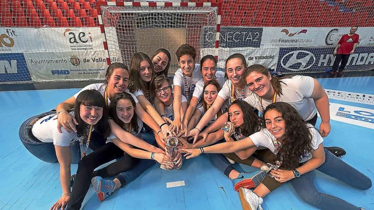 Las jugadoras del cadete delAula posan sobre el parqué de Huerta delRey con las medallas de subcampeonas de la Minicopa.-PABLO REQUEJO
