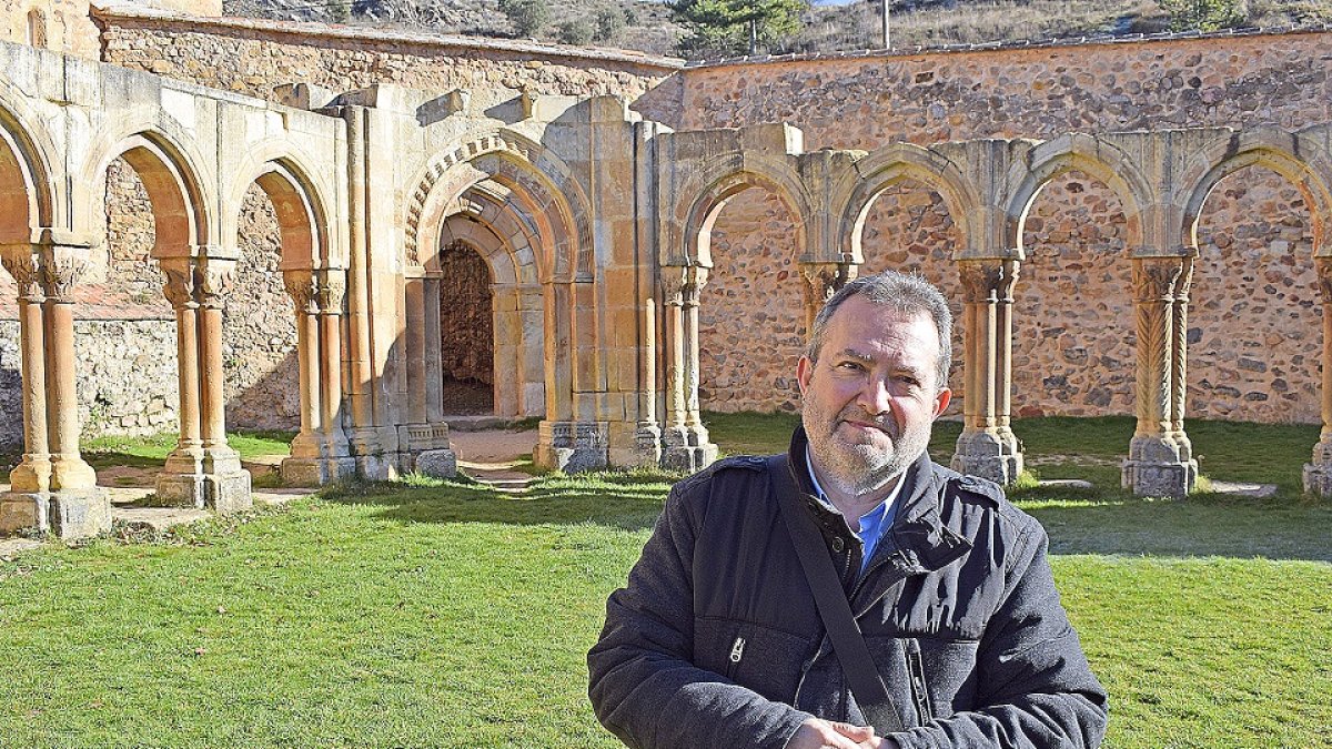 Ángel Almazán, en el interior del monasterio de San Juan de Duero, en Soria. / ArgiComunicación