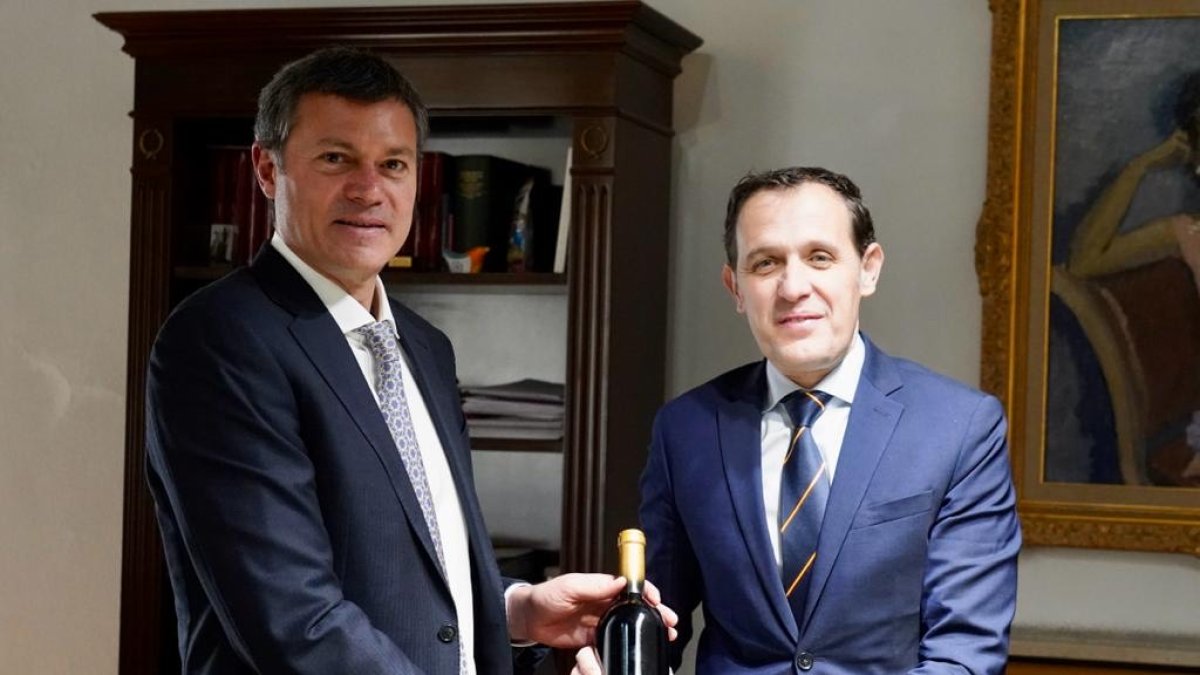 Brandon Milmo, parte de la quinta generación de la familia Madero, entrega al presidente de la Diputación de Valladolid Conrado Íscar de unas botellas conmemorativas en el Palacio de Pimentel.-E.M.