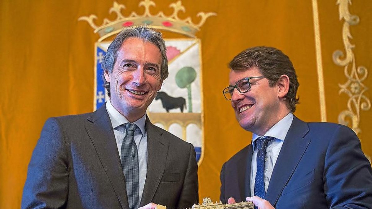 El alcalde de Salamanca, Alfonso Fernández, recibe a Íñigo de la Serna.-ICAL