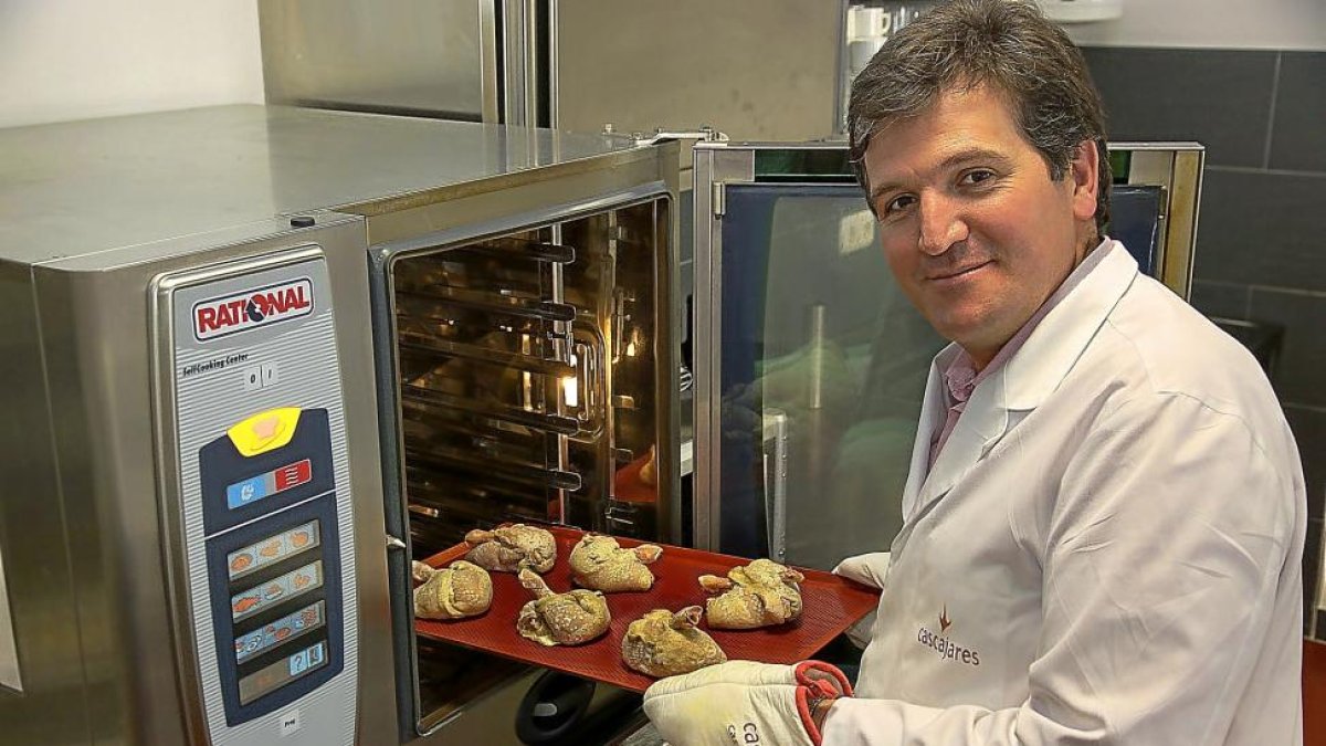 Alfonso Jiménez introduce en el horno uno de los productos fabricados por Cascajares en Dueñas (Palencia).-MANUEL BRÁGIMO
