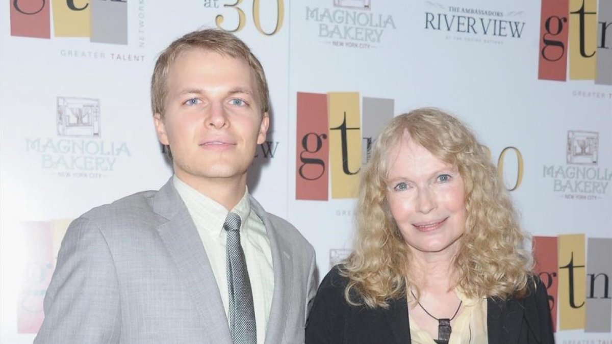 Ronan Farrow con su madre, Mia Farrow, en una ceremonia en Nueva York, en el 2012.-AFP