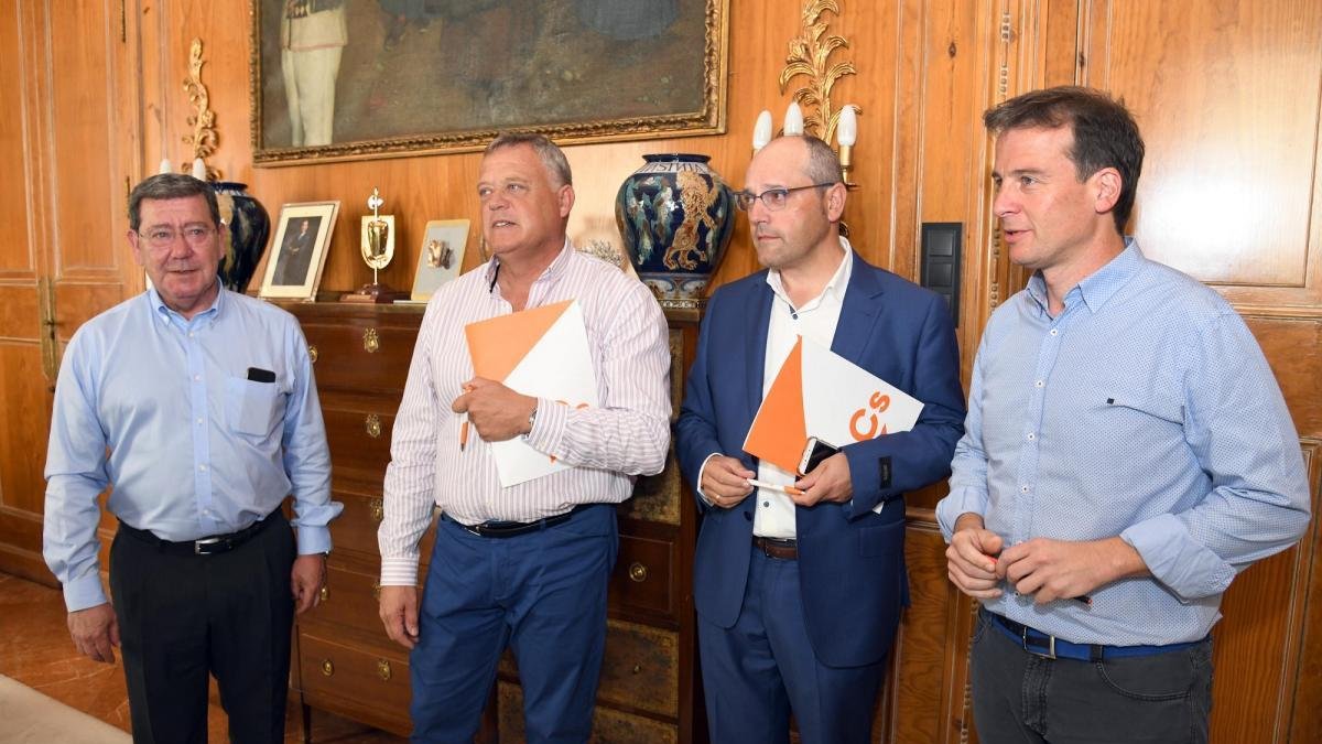 Un momento de la reunión en la que Cs y PP cierran el acuerdo de la Diputación de Burgos.-ICAL.