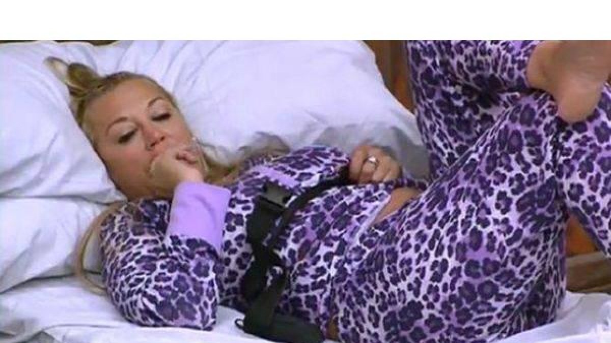 Esteban tumbada en uno de los sofás de la casa de Gran Hermano VIP.-