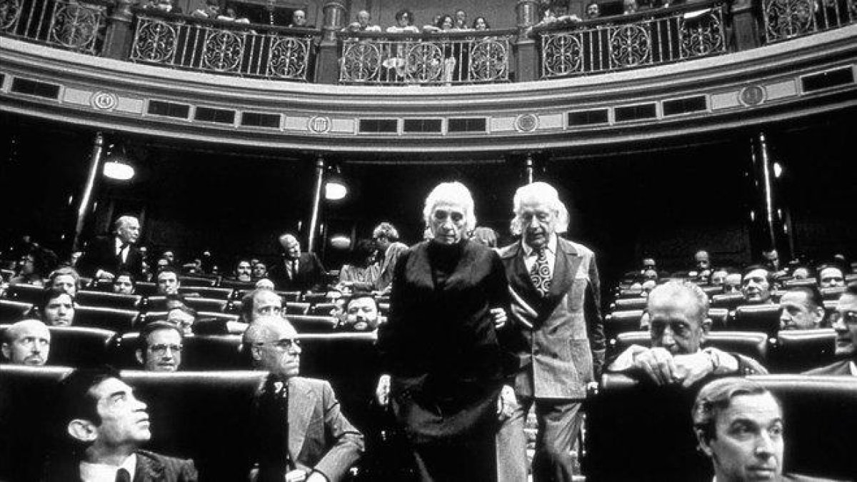 Icónica imagen de la Pasionaria y Rafael Alberti, en el Congreso, en 1977.-QUECA CAMPILLO / TIEMPO