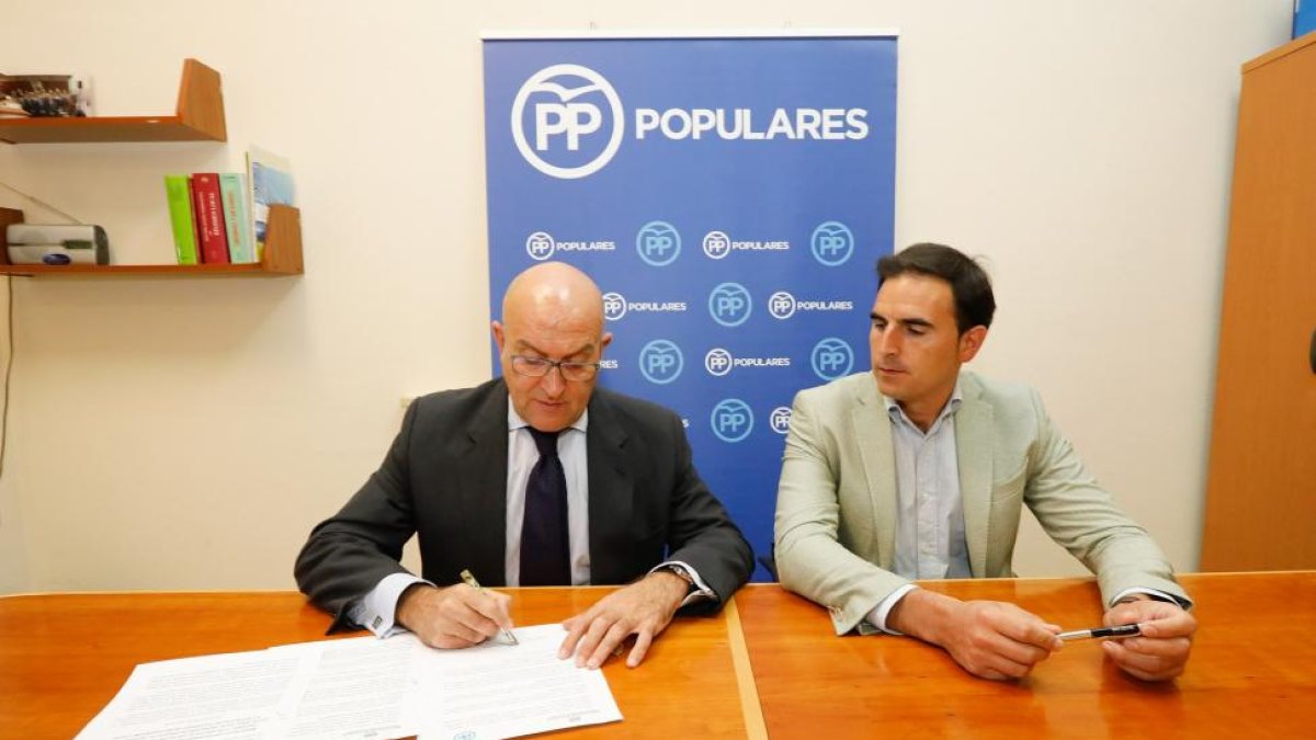 Jesús Julio Carnero, suscribe el manifiesto promovido por el Partido Popular en apoyo de los alcaldes y regidores catalanes-ICAL