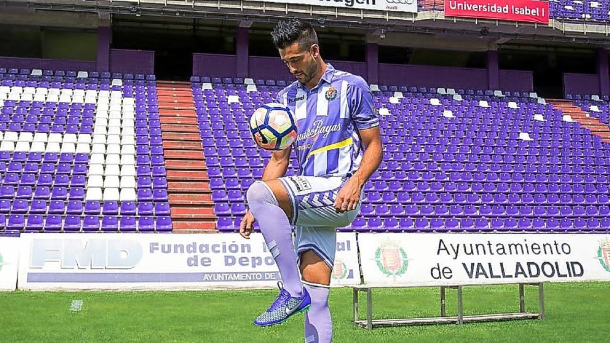 Álex Pérez da toques de balón, ayer, minutos antes de su presentación en Zorrilla.-ANDRÉS DOMINGO