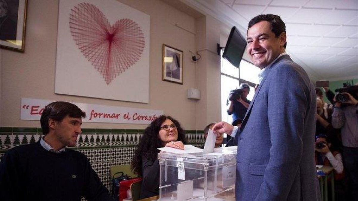 El presidente de la Junta de Andalucía y líder del PP andaluz, Juanma Moreno, ejerció su derecho al voto Málaga.-EFE