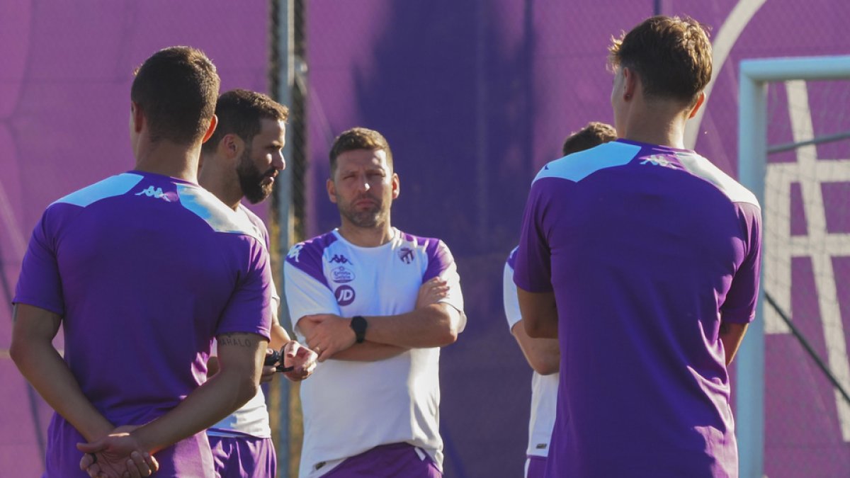 Gonzalo Álvarez, a la izquierda de Pezzolano, da indicaciones en una sesión. / PHOTOGENIC
