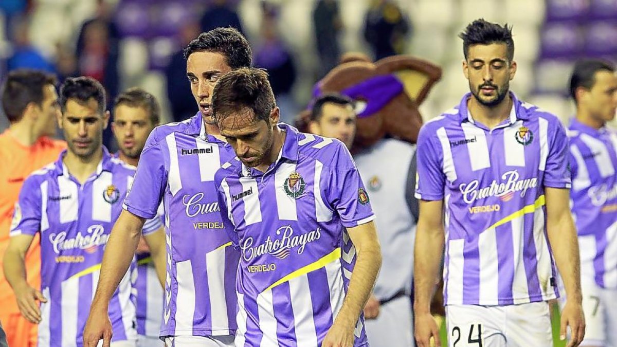 Moyano, Balbi, Mata, Míchel y Álex Pérez se retiran cariacontecidos tras el final del partido.-J.M. LOSTAU