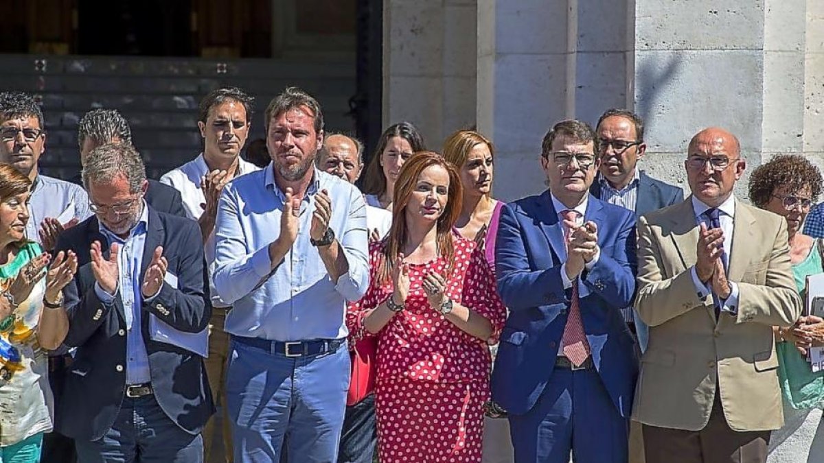 Representantes de todos los grupos polítocos durante el acto homenaje en el Ayuntamiento, en primer plano y de izquierda a derecha, Soto, Saravia, Puente , Clemente, Mañueco y Romero.-ICAL
