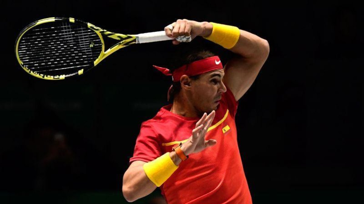 Rafa Nadal ejecuta un golpe en el partido de su debut en la nueva Copa Davis.-AFP / JAVIER SORIANO