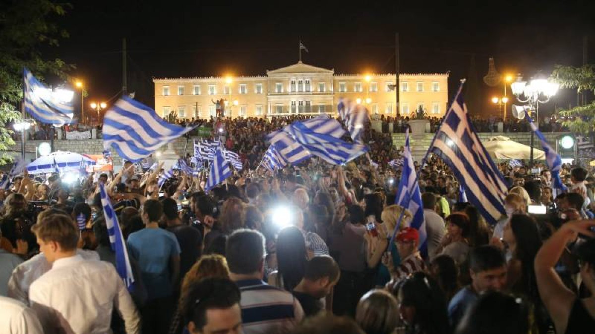 Los partidarios del 'no' se manifestaron ayer frente al Parlamento griego.-Foto: EFE/ KAY NIETFELD