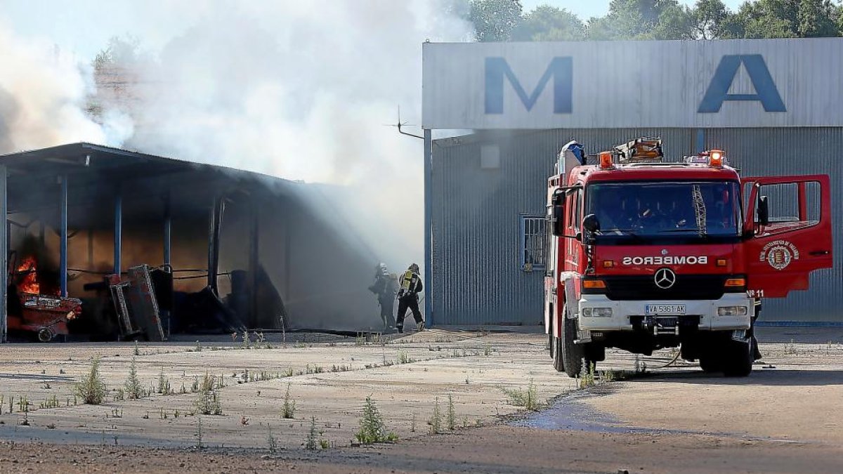 Incendio en la empresa Comercial Mau S.A-MIGUEL ÁNGEL SANTOS / PHOTOGENIC