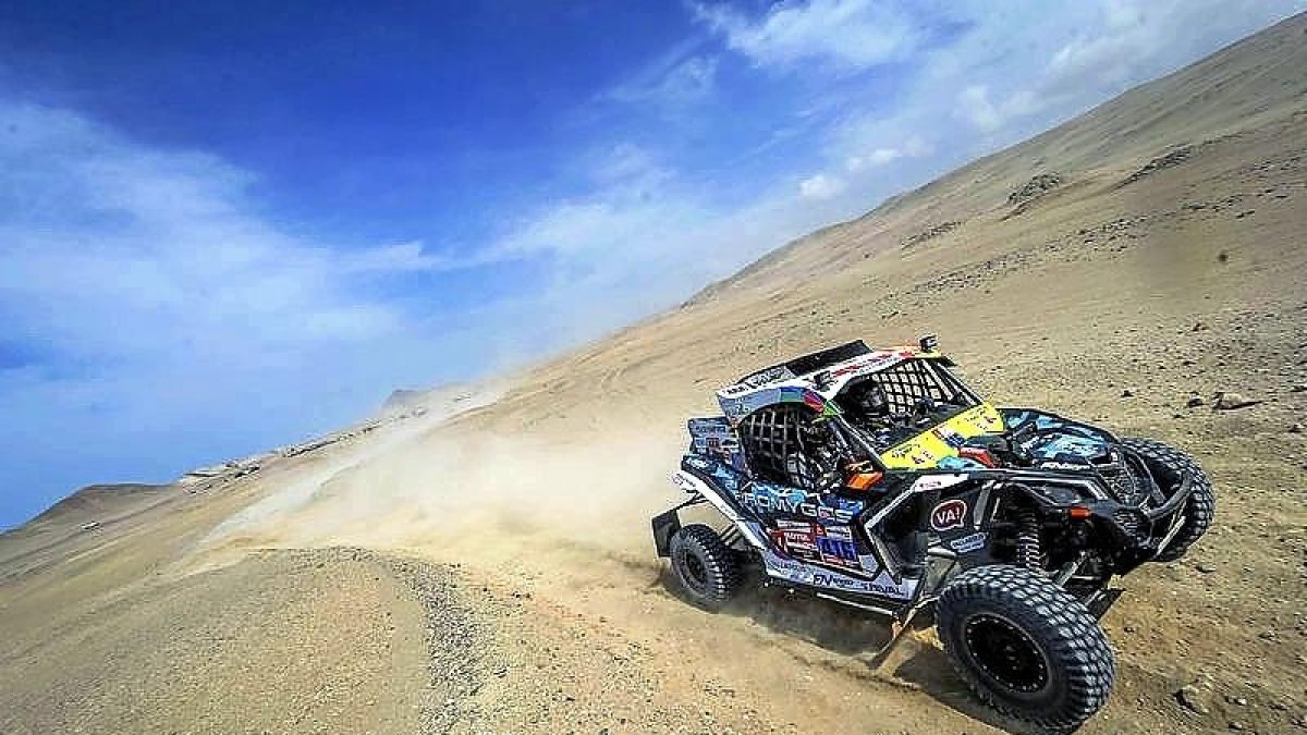 El coche del Promyges Rallye Team pasa por un camino pedregoso.-GUSTAVO EPIFANIO / PHOTOSDAKAR.COM