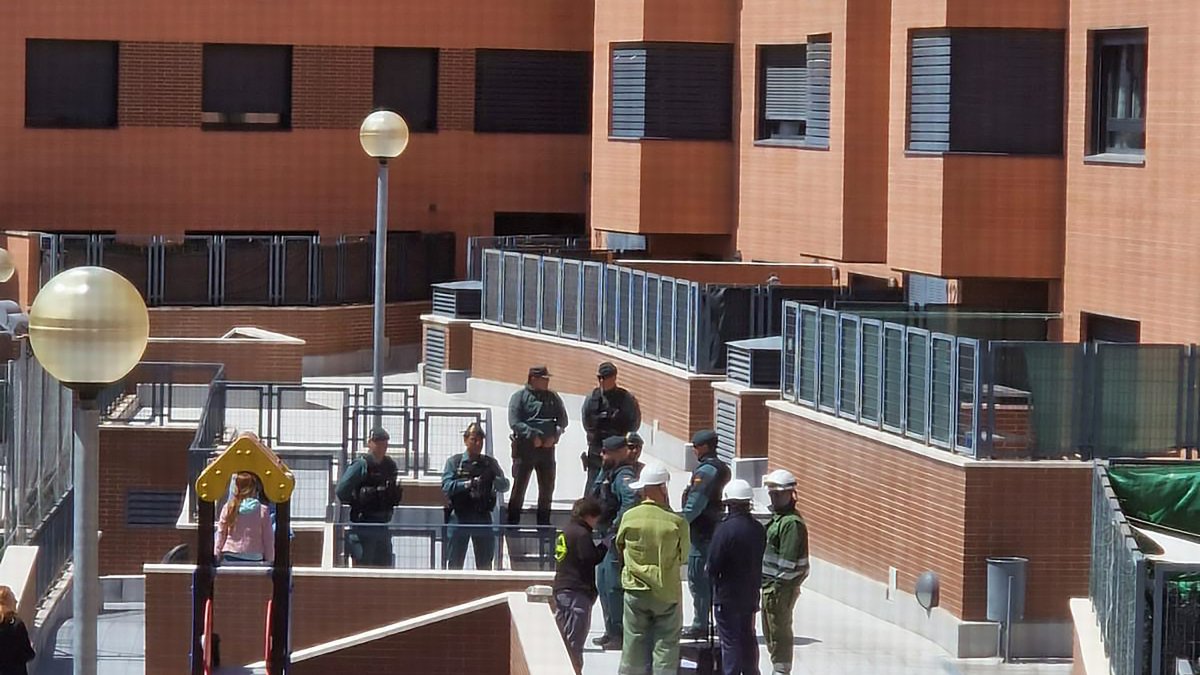 Retiran más de 20 enganches ilegales con fuerte presencia policial. -E.M.