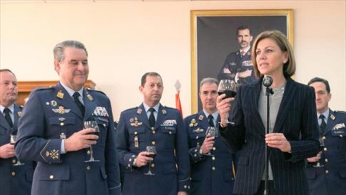 María Dolores de Cospedal, en una visita al Ejército del Aire en Zaragoza, el pasado día 19 de enero.-JUAN MANUEL PRATS