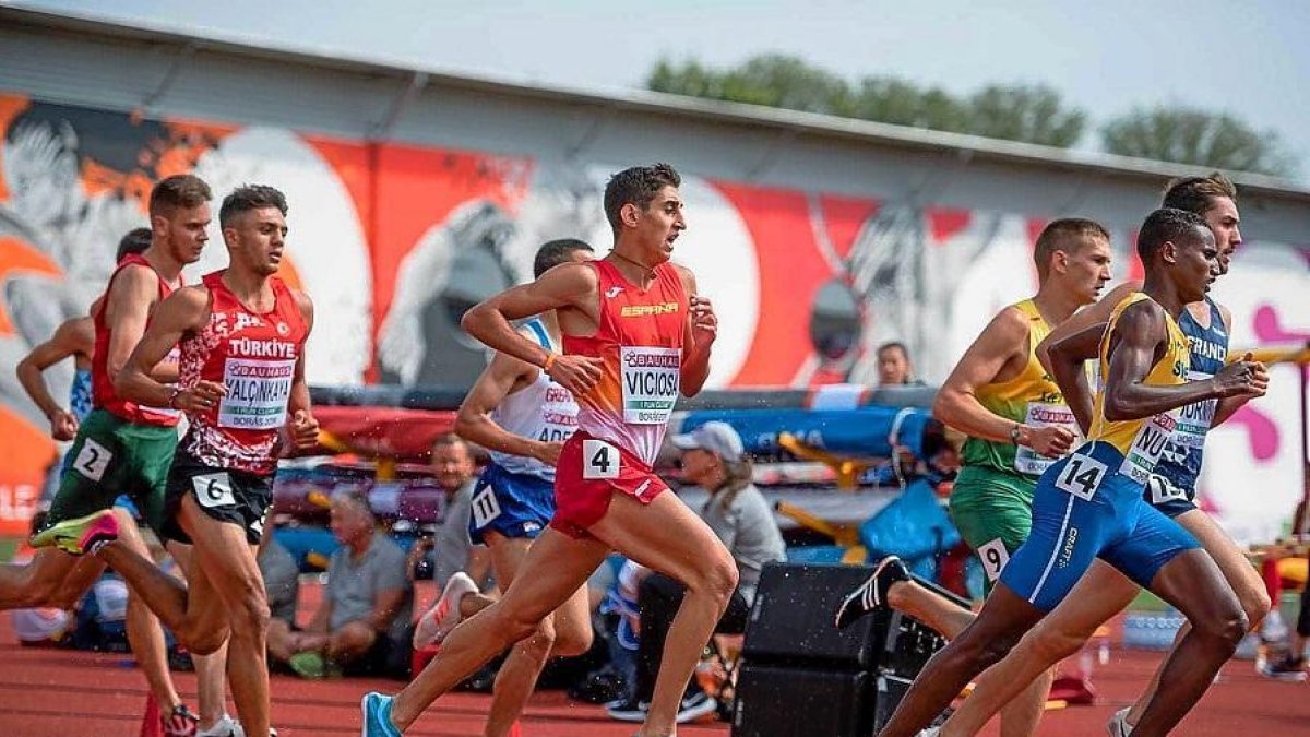Vicente Viciosa, en el centro (dorsal 4), durante la final del Europeo sub’20 de 3.000 obstáculos.-E. M.