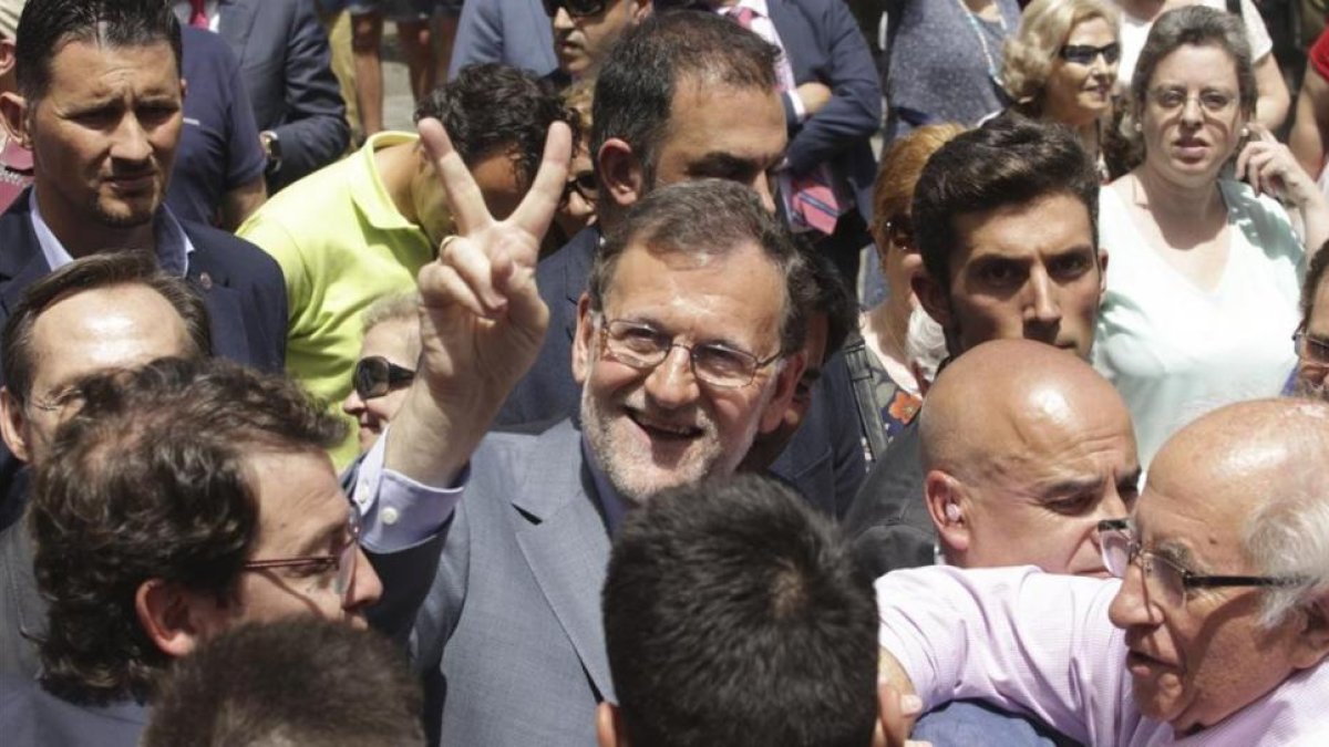 El líder del PP, Mariano Rajoy, este viernes en un paseo electoral por Salamanca.-EFE/J.M. García