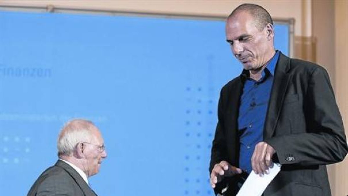 Varoufakis (derecha), con Schauble, tras una rueda de prensa en Berlín, el pasado5 de febrero-Foto: GETTY IMAGES/ CARSTEN KOALL