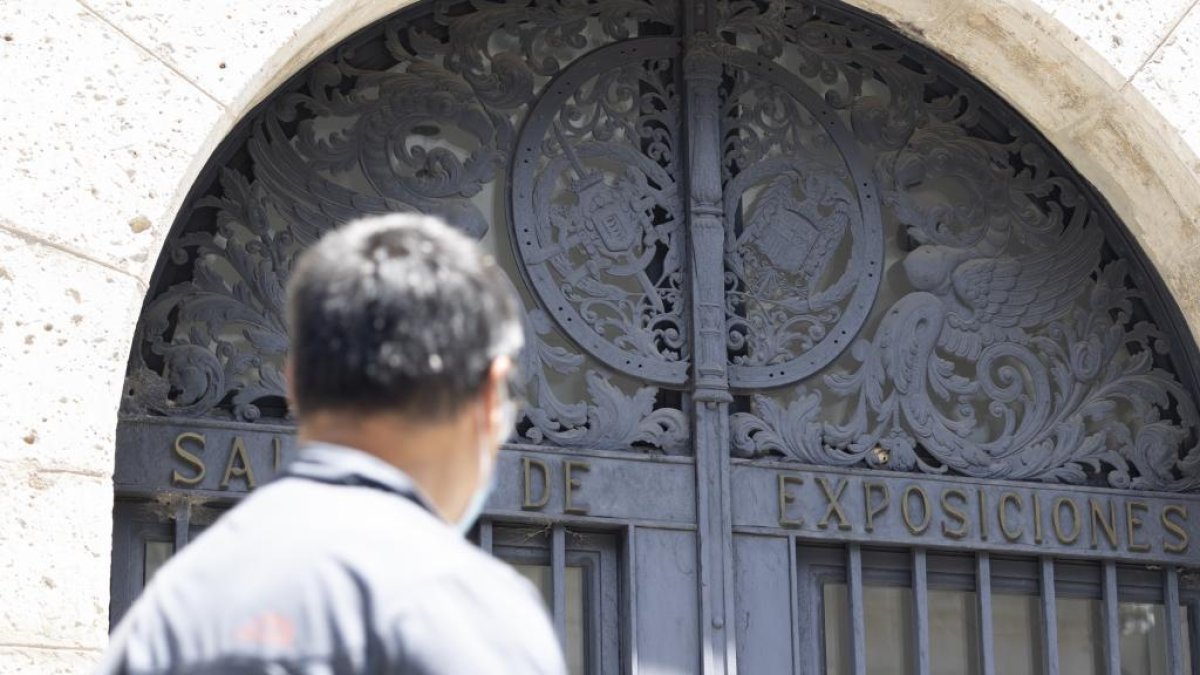 Escudo franquista en la calle Angustias de Valladolid. - PHOTOGENIC