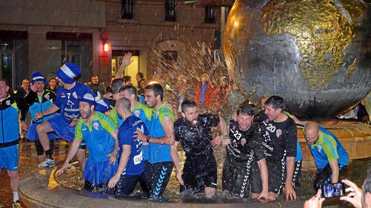 Los jugadores se bañan en la fuente de la Plaza de España tras su regreso a Valladolid en la madrugada del domingo.-E. M.
