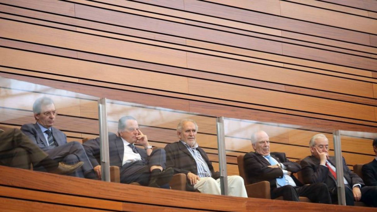 (I a D) El presidente del Ces, Germán Barrios; el presidente del Consejo Consultivo, Mario Amilivia; el expresidente de laa Junta, Demetrio Madrid; el Procurador del Común, Javier Amoedo, en el debate de Investidura-Ical