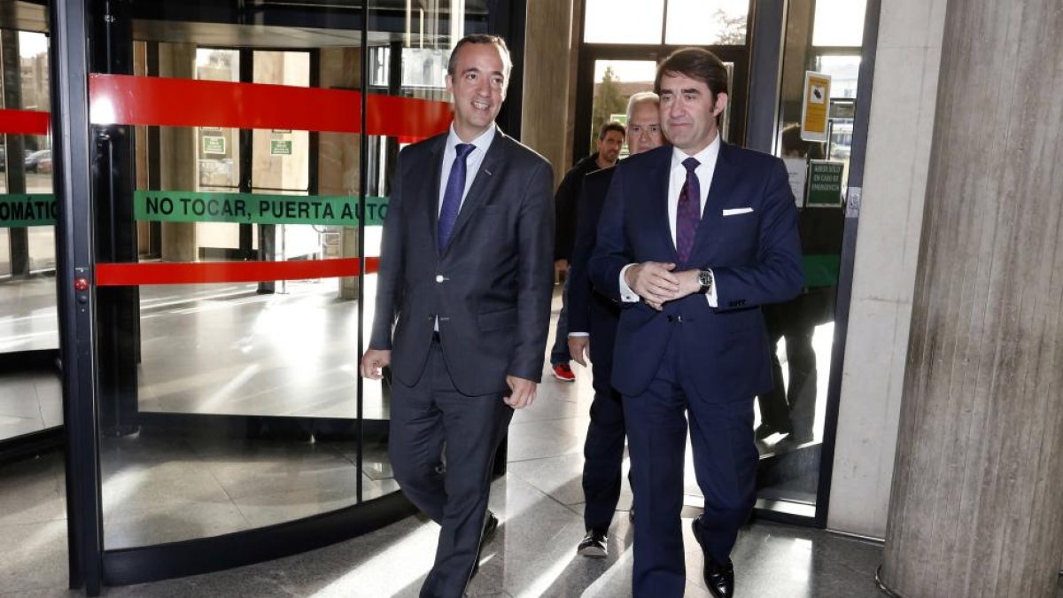 El consejero de Fomento y Medio Ambiente, Juan Carlos Suárez-Quiñones, asiste con el secretario de Estado de Seguridad, Francisco Vázquez, a las Jornadas de Formación Jurídica para las Fuerzas y Cuerpos de Seguridad del Estado y Locales.-ICAL