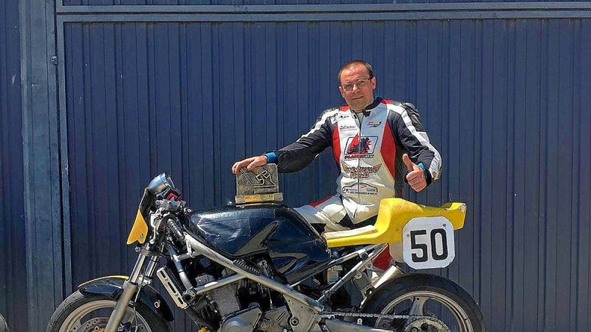El piloto Fernando Collantes posa con su Suzuki Bandit y con su trofeo de campeón de Castilla y León.-EL MUNDO