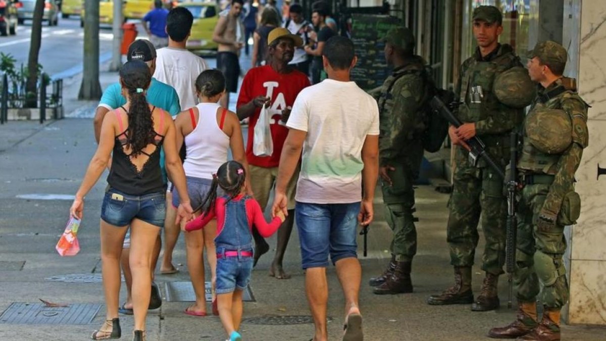 Miembros de las Fuerzas Armadas brasileñas vigilan la playa de Copacabana el pasado domingo.-EFE / FERNANDO MAIA