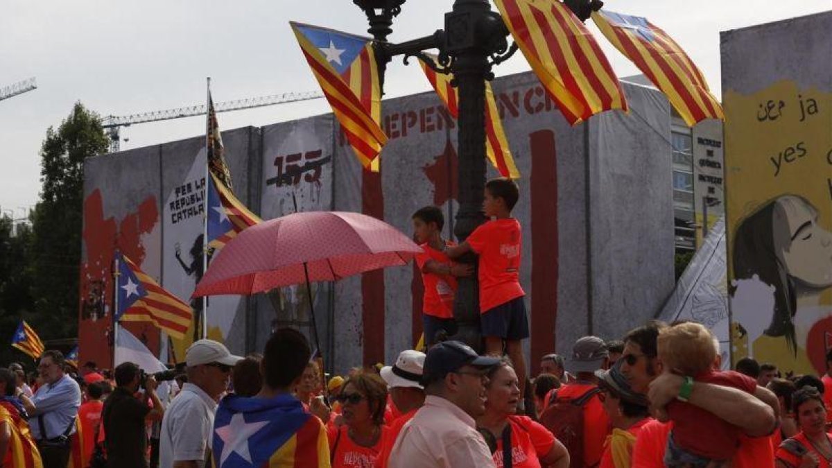 El muro que caerá al final de la manifestación mediante sonidos.-ALBERT BERTRAN