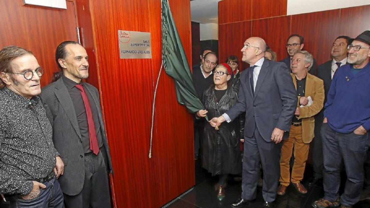 Carnero descubre la placa en presencia, entre otros, de Javier Semprún, Jesús Peña, Carmen Urdiales, Luis Miguel García y Julio Lázaro.-J.M. Lostau
