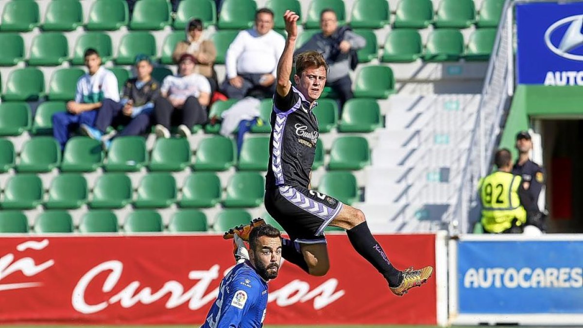 Drazic y Juan Carlos observan la trayectoria del balón, que salió fuera, en la mejor ocasión del Valladolid en el Martínez Valero.-ARABA PRESS