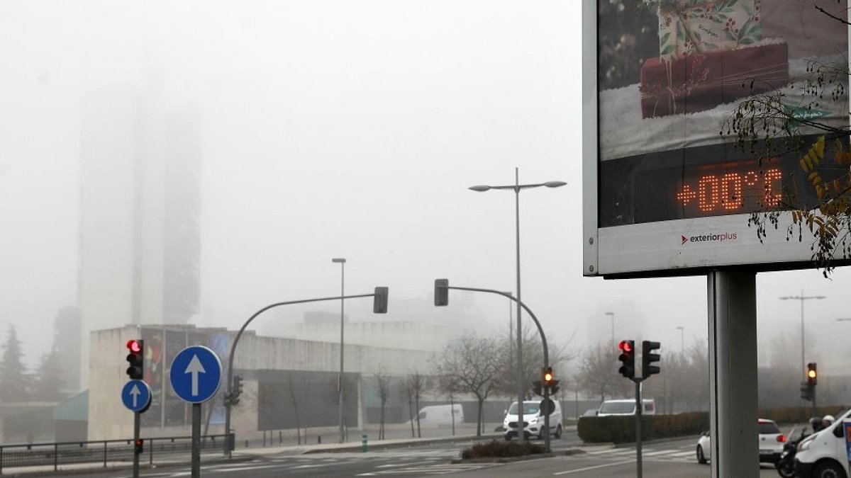 La avenida de Salamanca ayer a primera hora de la mañana envuelta en niebla y bajas temperaturas.-J.M. LOSTAU