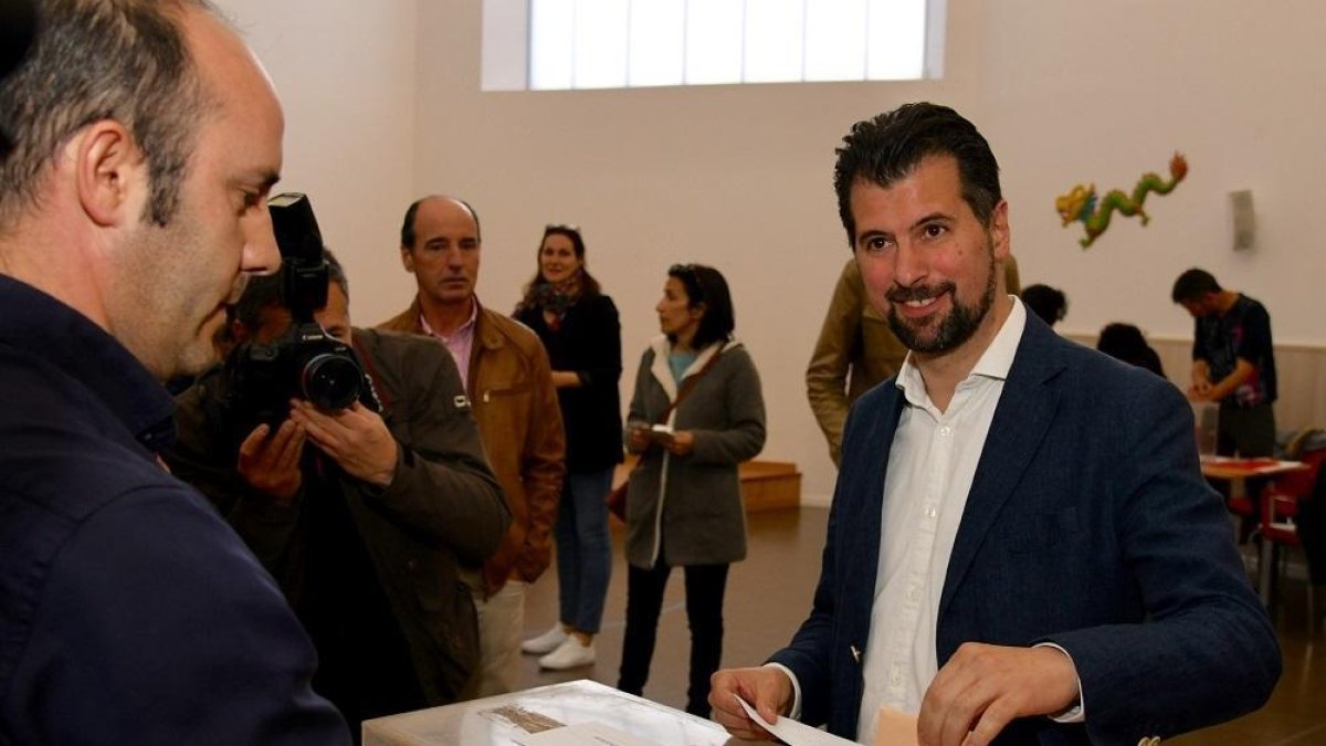 Tudanca vota en la mañana del 28 A.-ICAL