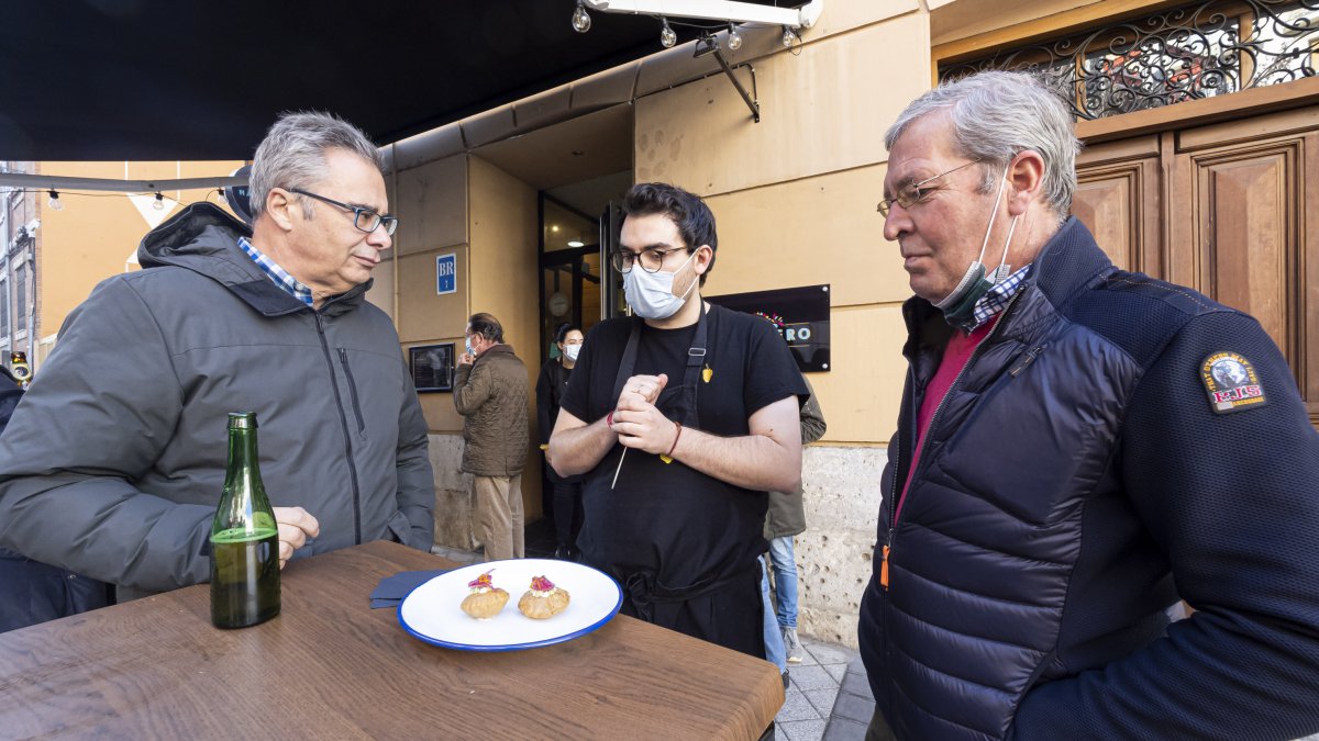 Alejandro San José, de Habanero Taquería, explica el pincho ganador a sus clientes. / PHOTOGENIC