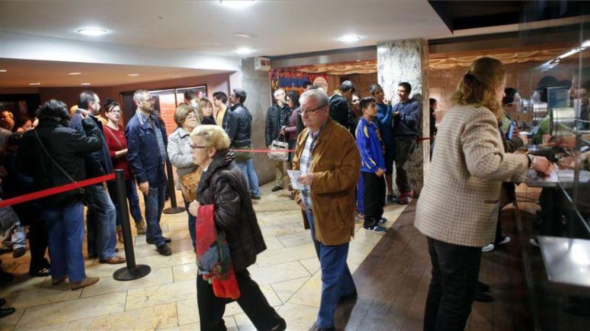 Espectadores en las taquillas de los cines Palafox en la fiesta del cine celebrada el pasado octubre.-NURIA SOLER