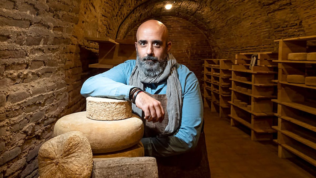 Fernando Rodríguez Aldudo en su bodega de Serrada. R. C.