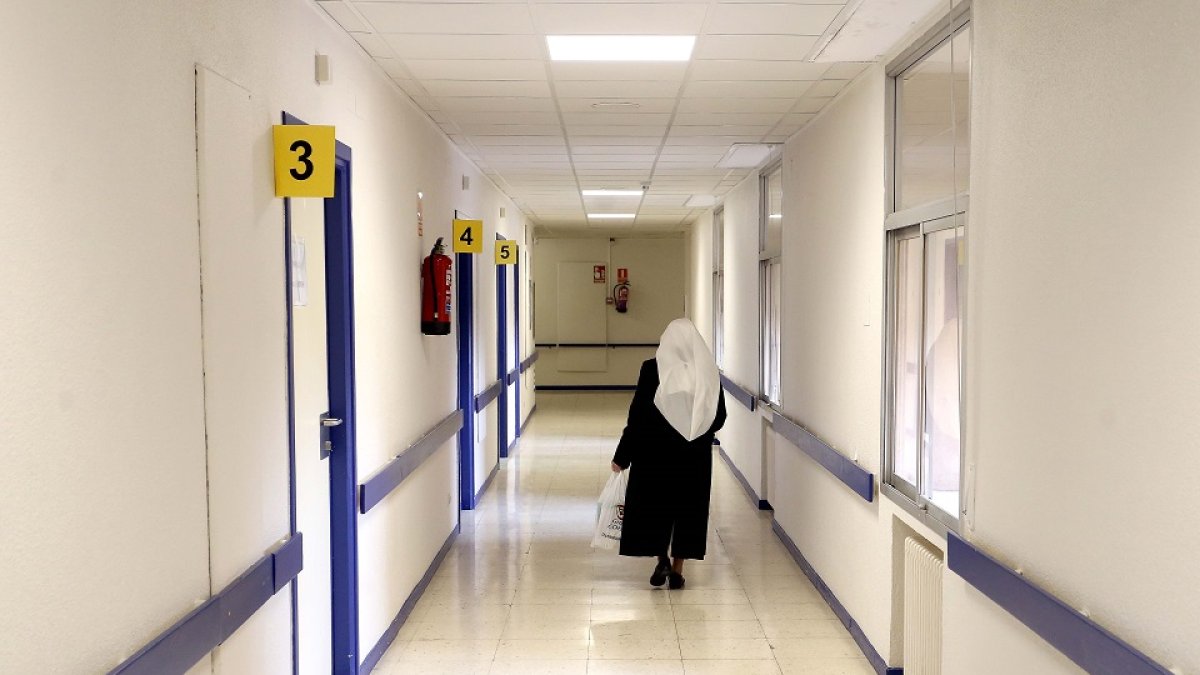 Religiosa en los pasillos del Hospital Clínico Rondilla.- ICAL