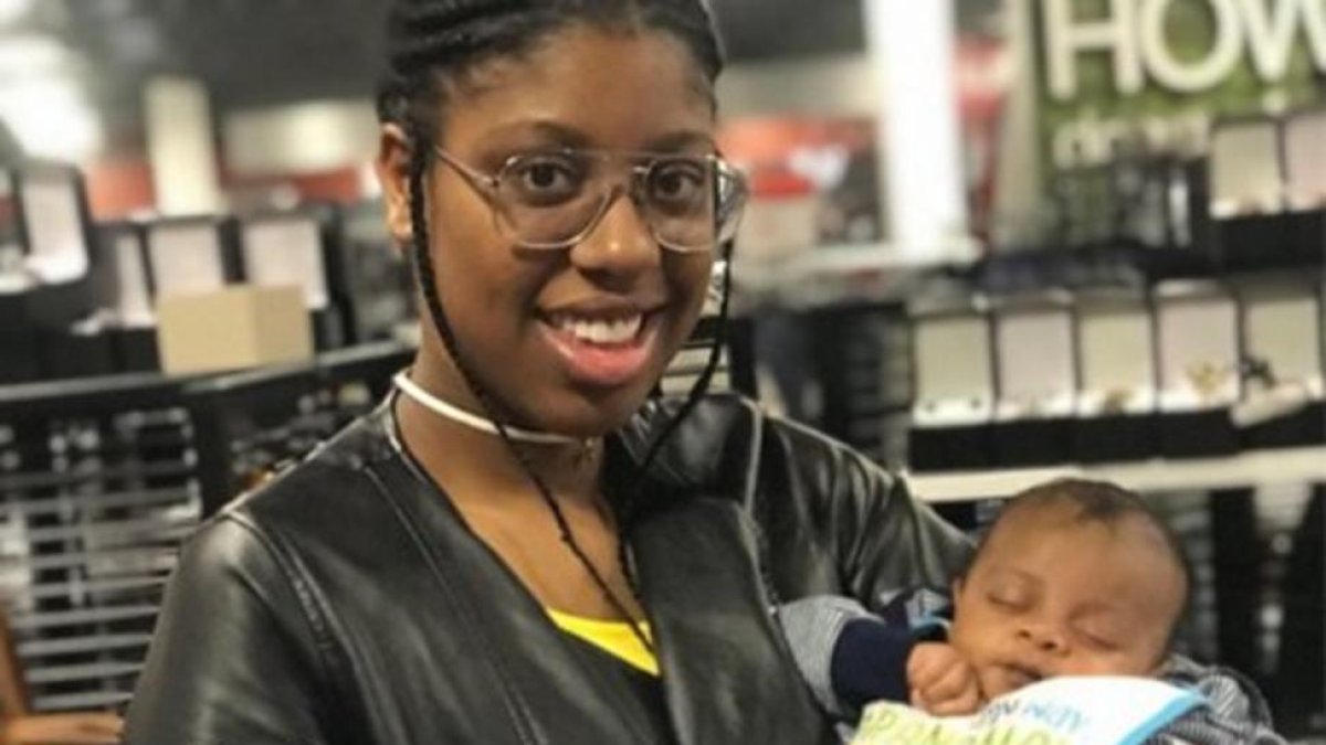 Tia Freeman, con su bebé, Xavier.-/ PERIODICO (TWITTER)