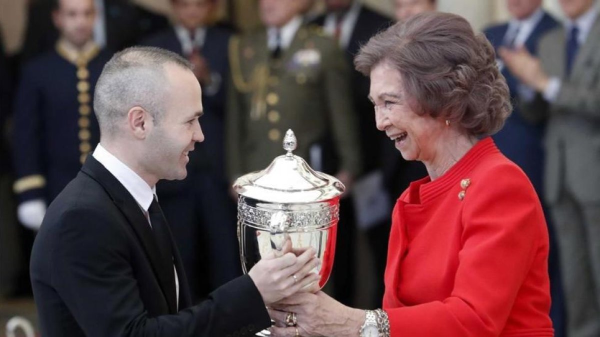 Iniesta recibe el premio al fair play de manos de la Reina Sofia en Madrid.-EFE / ZIPI