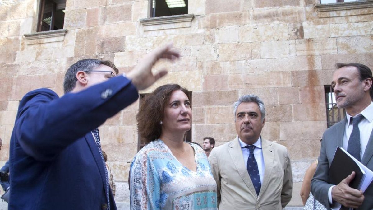 La consejera de Cultura y Turismo de la Junta de Castilla y León, María Josefa García Cirac, asiste a los trabajos de restauración de la fachada de la Universidad de Salamanca.-ICAL