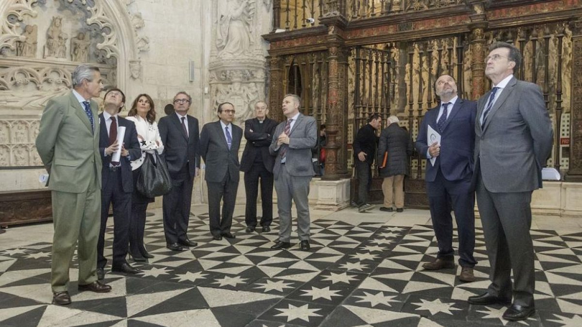 José Luis Ulibarri, presidente de Edigrup, junto con los responsables del resto de grupos de comunicación, visitó ayer la Catedral de Burgos.-S. OTERO
