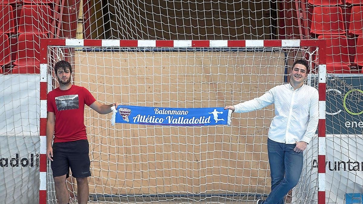 Manu García (i) y Gastón Mouriño posan en una portería de Huerta del Rey con la bufanda del Atlético Valladolid.-J.C. CASTILLO