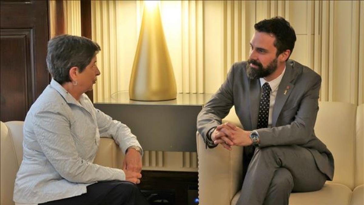 La delegada del Gobierno, Teresa Cunillera, y el presidente del Parlament, Roger Torrent, este miércoles en la Cámara catalana. /-PERIODICO