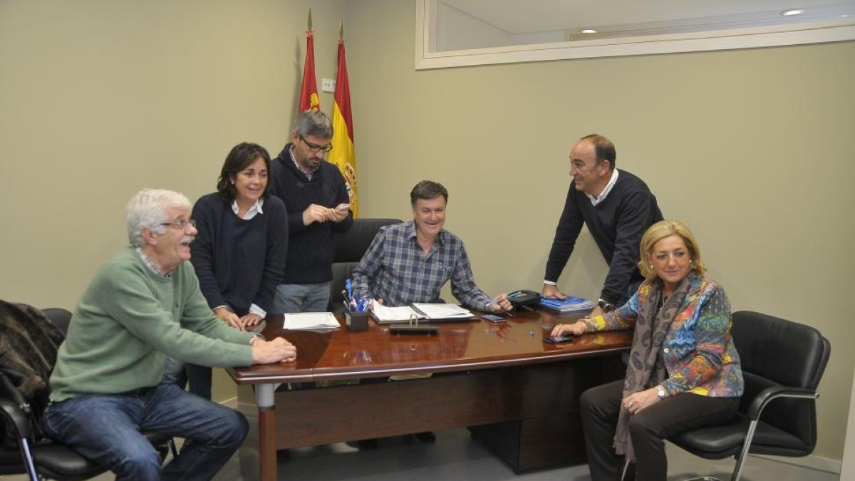 Los candidatos al Congreso y al Senado del PP de Segovia analizan el resultado de las elecciones generales.-ICAL