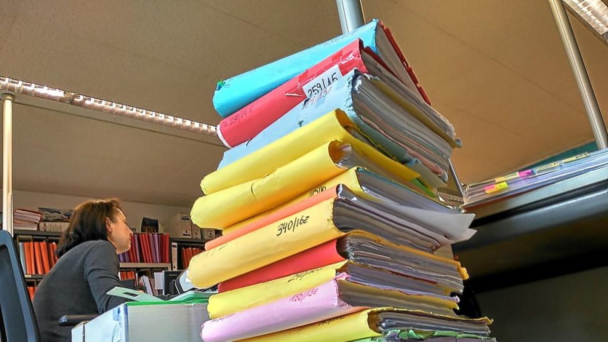 Expedientes apilados en una de las salas de los juzgados de Valladolid.-E.M.