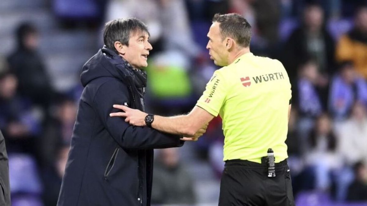 Pacheta dialoga con Cuadra Fernández. / LA LIGA