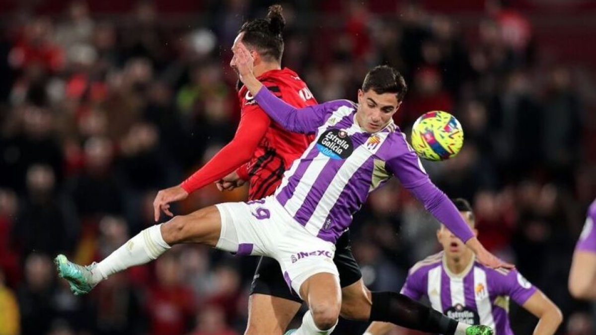 Lucas Rosa pugna con Muriqi. / LA LIGA